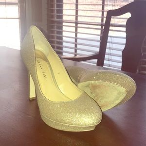 Gianni Bini Gold glitter platform pump
